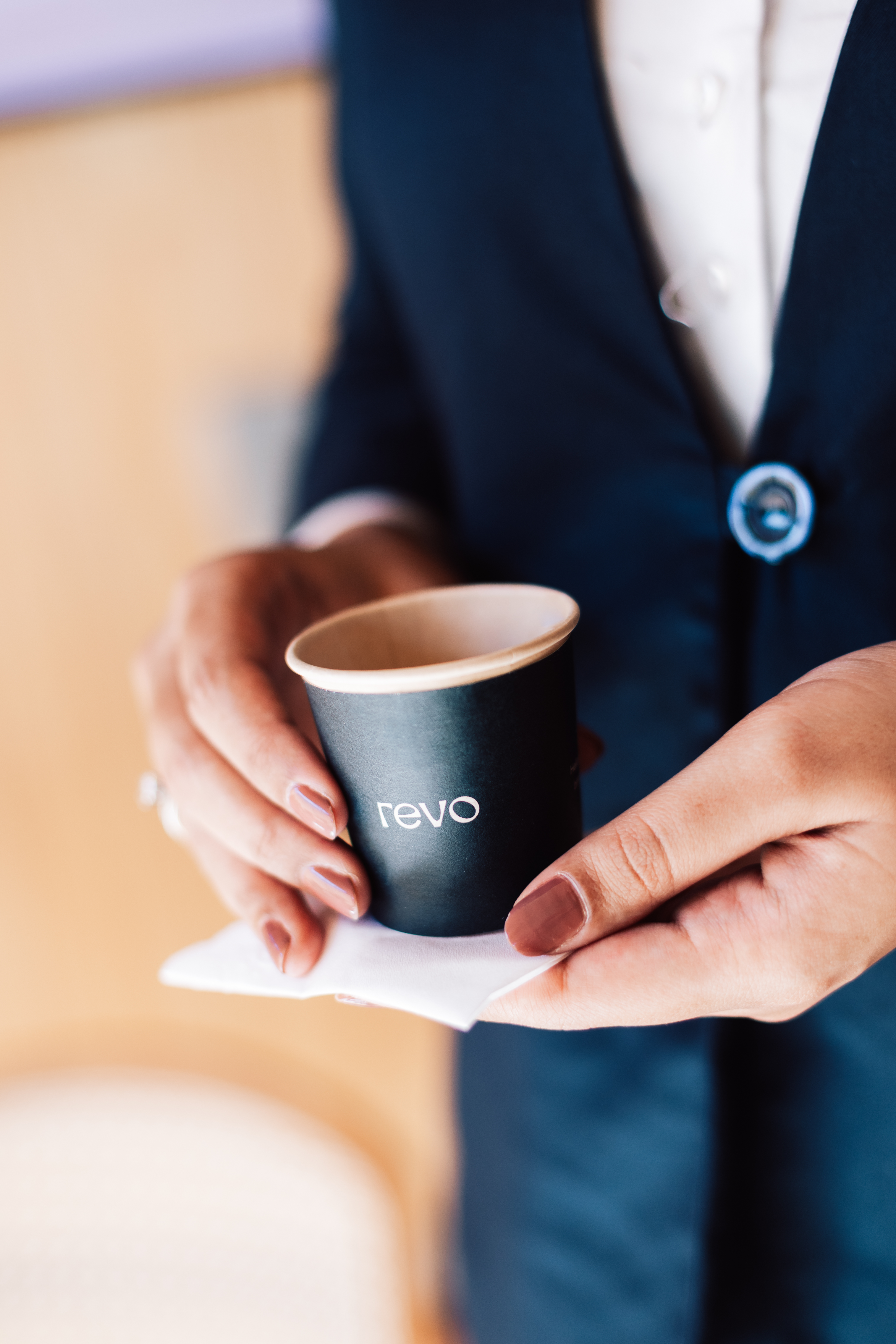Host Revo servindo café